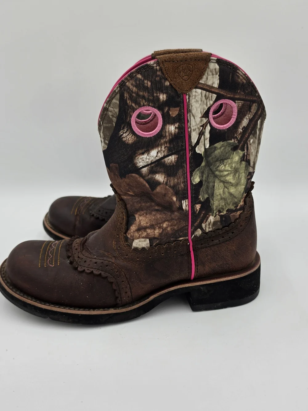 Ariat women’s camo‑and‑pink boots, size 9.5